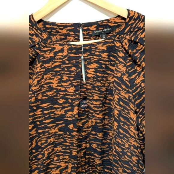 EUC Banana Republic XS Black and Brown Patterned Keyhole Front and Back Top - Picture 4 of 5